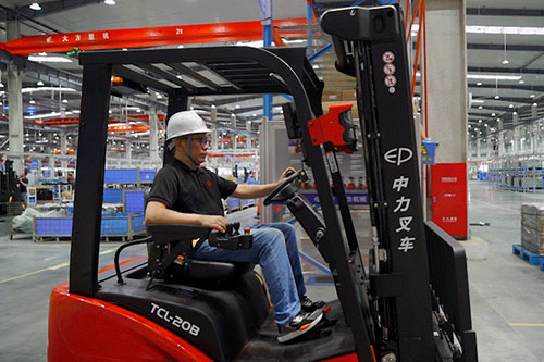中力高配置双驱三支点电动叉车：全新进化，诚意来袭！