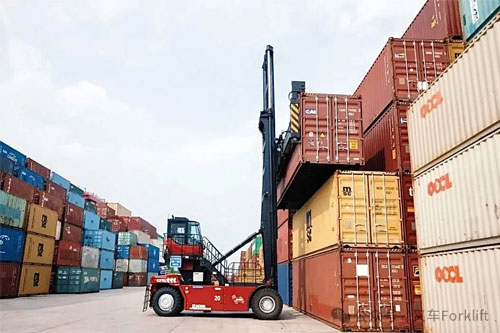 逐绿向新，东方大港涌动“徐工纯电力量”！