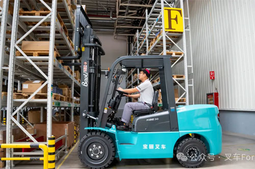 宝骊X1B 3.8吨锂电叉车，决胜物流疆场