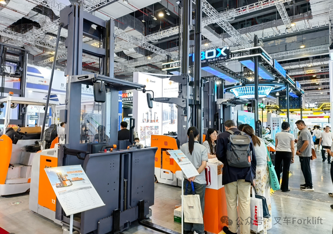 2025上海工博会，卓一多款窄巷道物流方案引围观，现场洽谈火热！