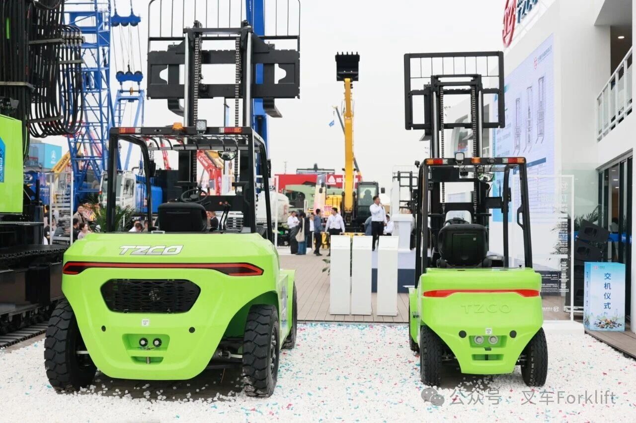 太重“叉车陆战队”成员惊艳亮相BICES 2025