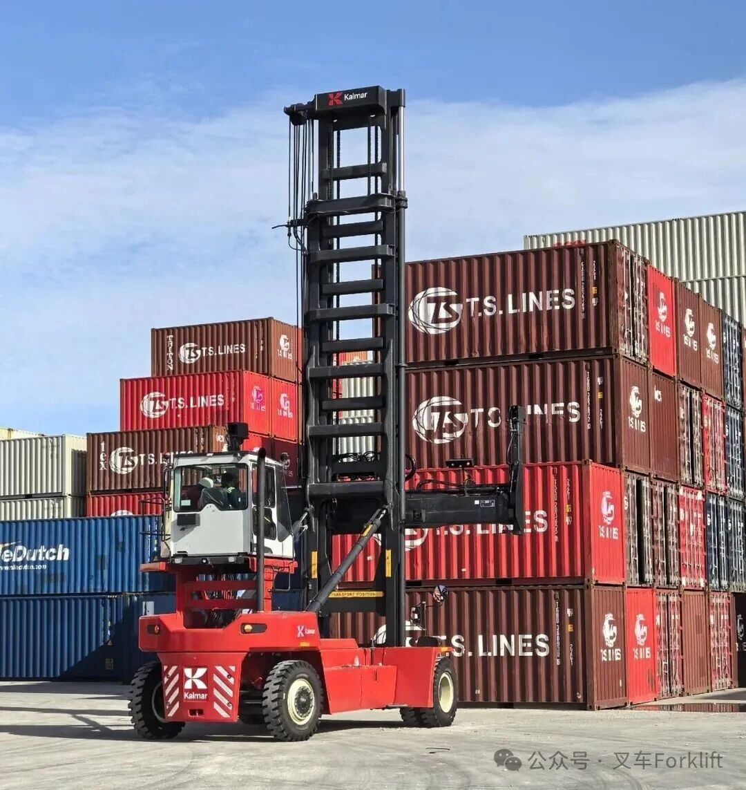 卡尔玛空箱堆高机成功交付大连客户