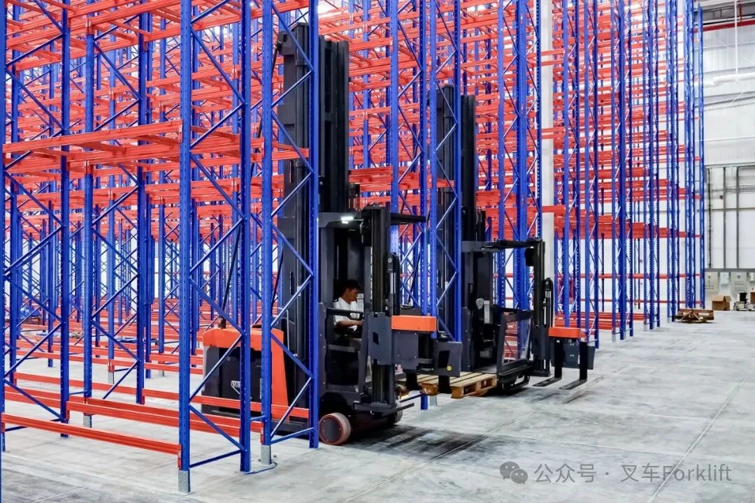 卓一人上型三向叉车助力东南亚电力设备企业实现高效存储与拣选！