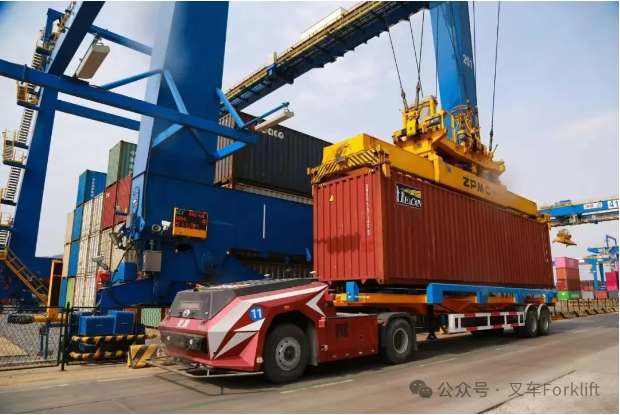 大连集装箱码头公司新能源流动设备应用实现全覆盖