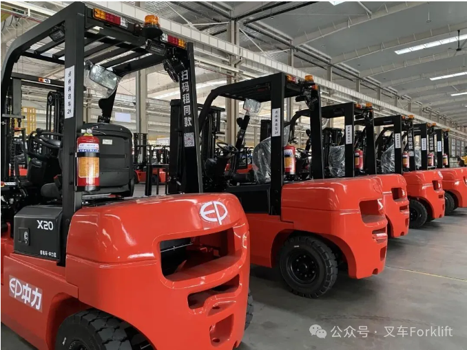 中力股份NEWS | 荣获“十年荣耀奖”！25吨锂电叉车加速重载场景油换电！数智工厂参观热潮持续升温！