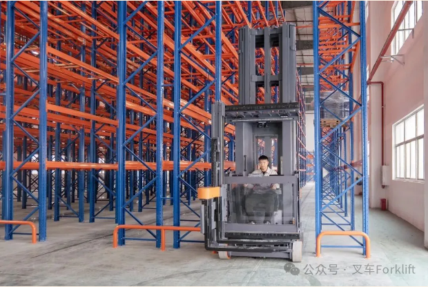 仅1.75m窄巷，人上型三向叉车在香精仓库交出“库位+拣选效率”的双优答卷