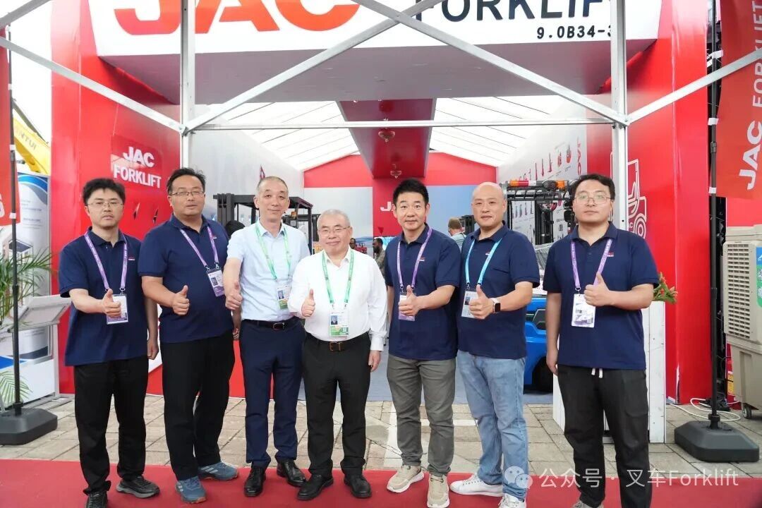 安徽叉车集团公司党委书记、董事长、总经理杨安国一行亲临广交会江淮重工展区指导工作