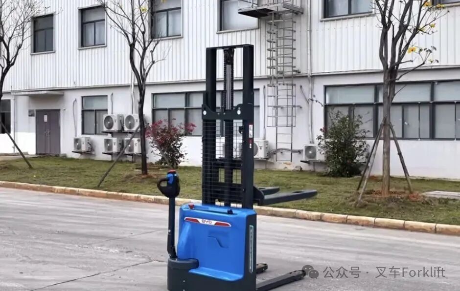 搬运+堆高一手拿捏！蓝蚁PLUS堆垛车小空间“叠叠乐”