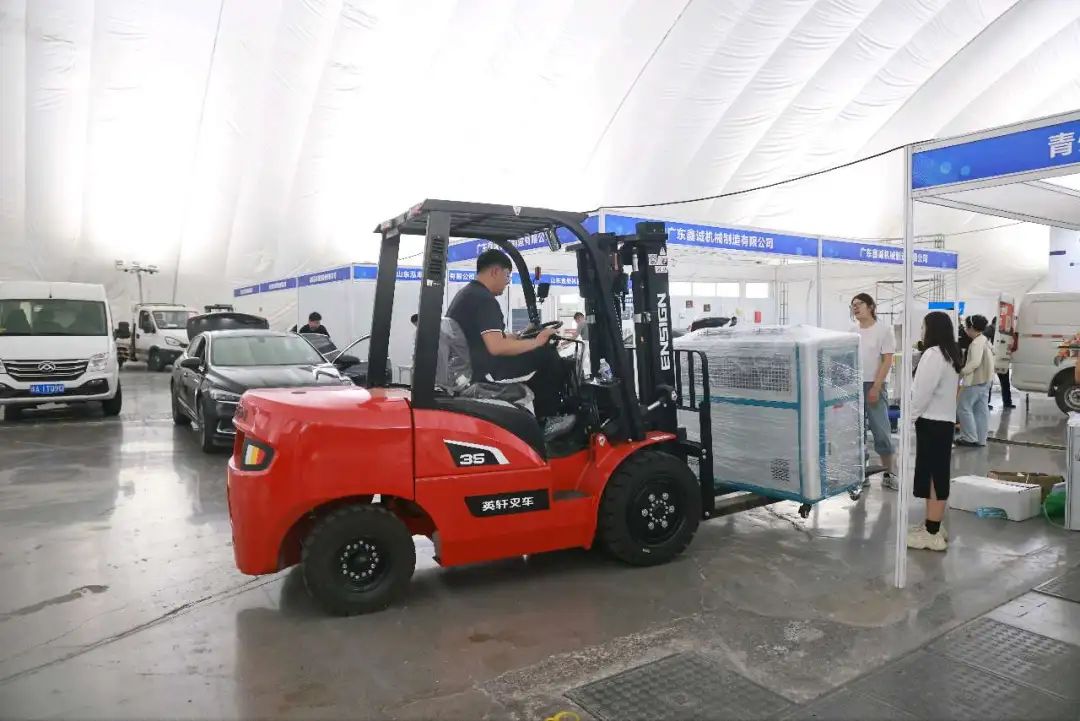 高效搬运 精准护航 | 英轩叉车亮相2025中国淄博国际塑料产业博览会